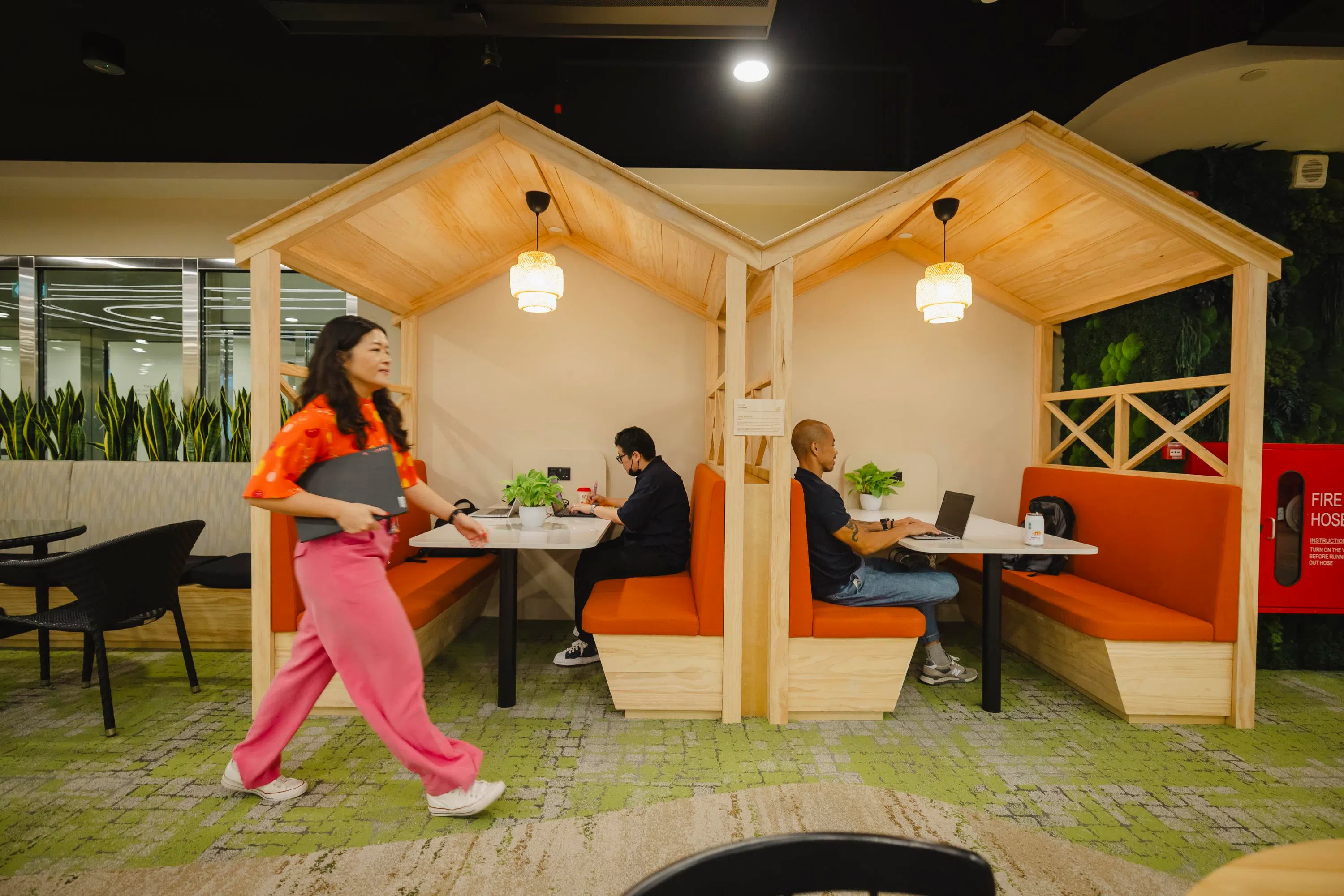 DBS Asia Gateway办事处的装潢也采用再循环和升级循环材料，同时也采取措施减少废料以及延长材料的使用寿命。（星展集团提供）