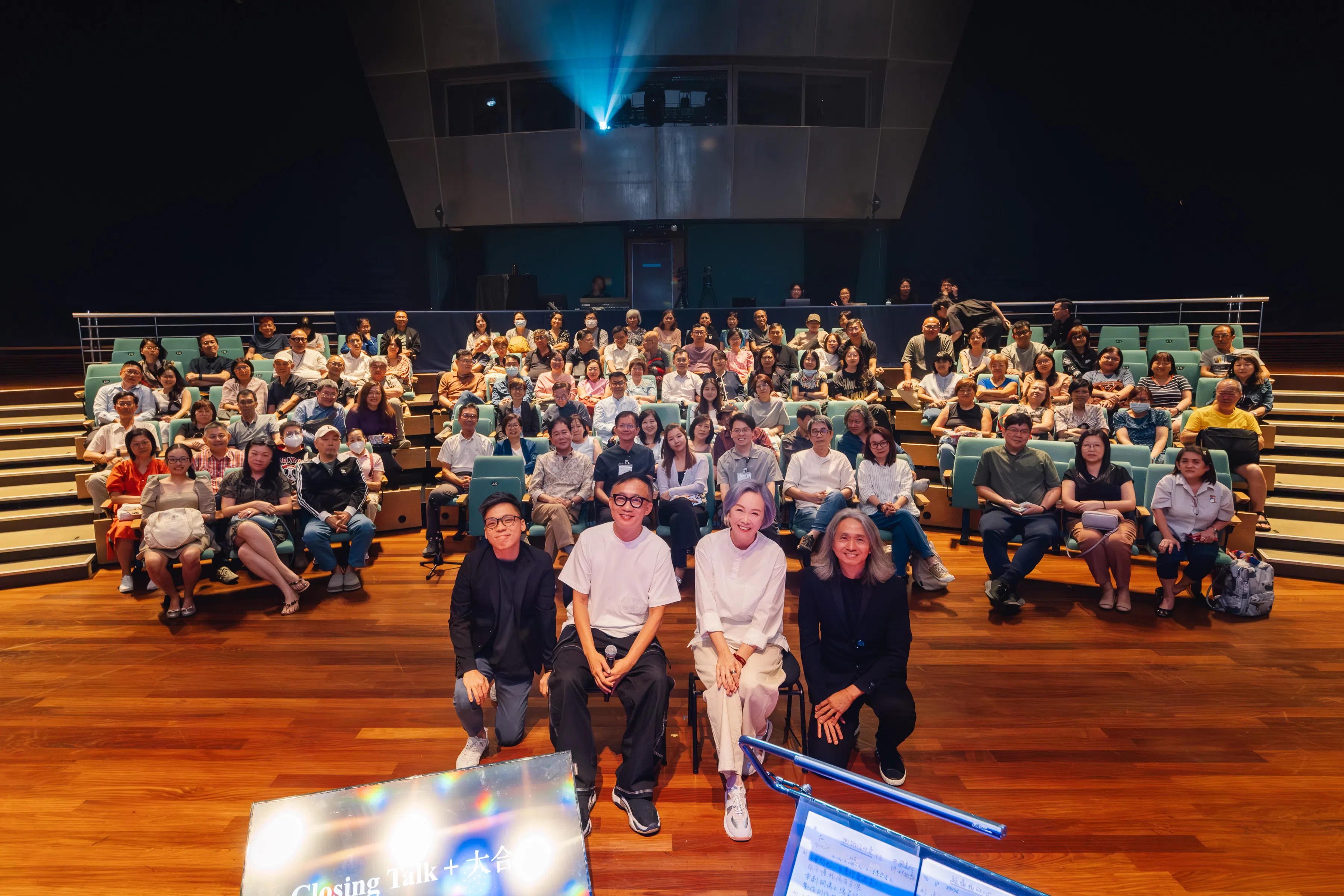 熊美玲（右二）、许常德（左二）与两位乐手在演唱会后与全场“有缘人”观众合影。（海蝶音乐提供）