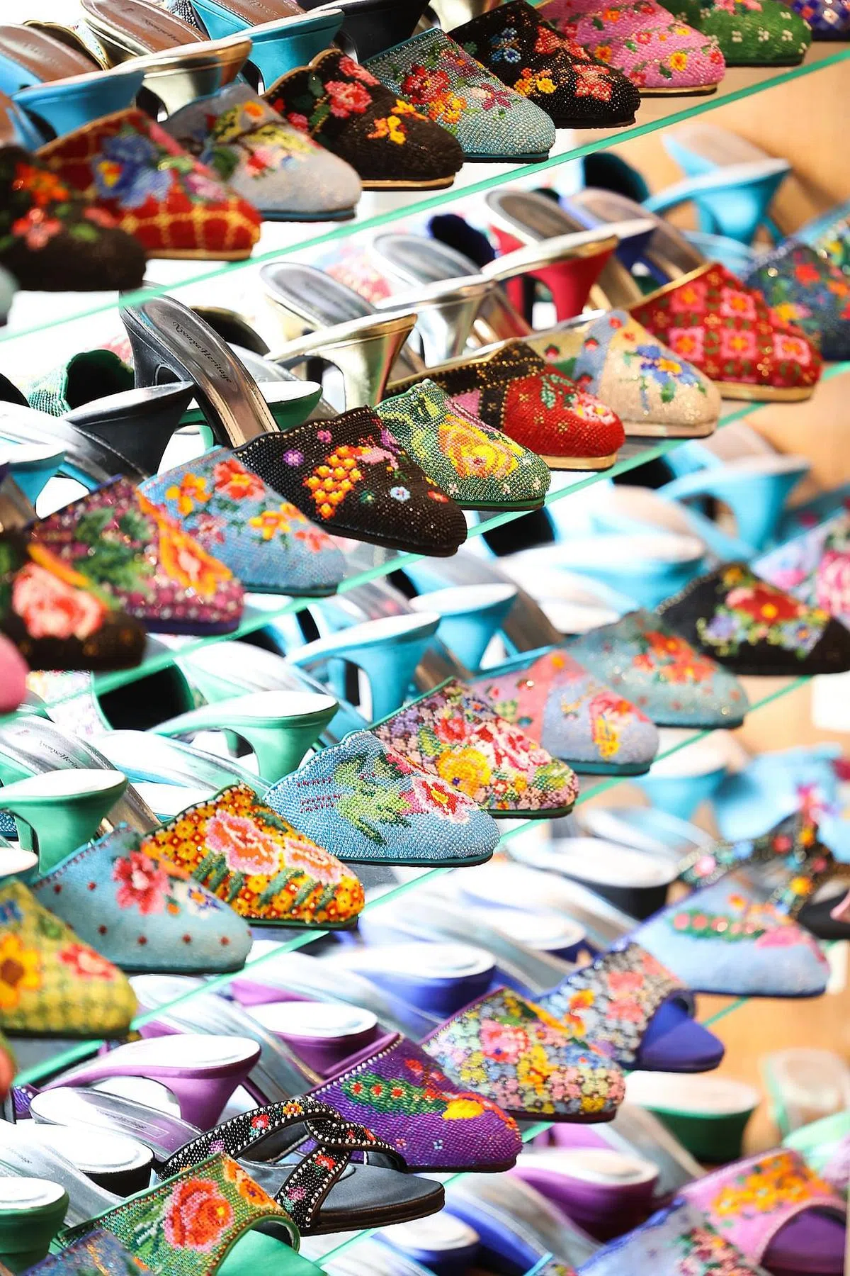 一双双靓丽的娘惹珠绣鞋在寻找欣赏它们的现代灰姑娘。（蔡家增摄）