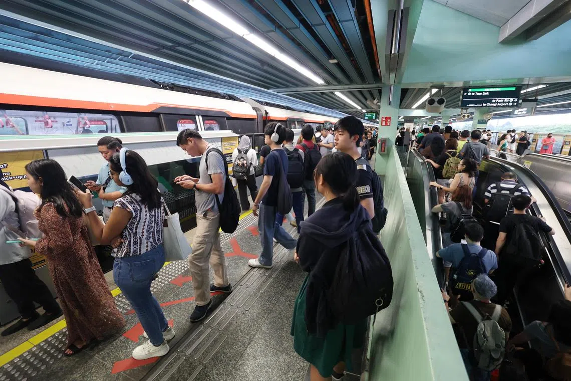 傍晚高峰时段，乘客下班或放学后到波那维斯达地铁站东西线月台等列车，月台重现拥挤情况。高峰时段，列车每两分钟一趟。（郑一鸣摄）
