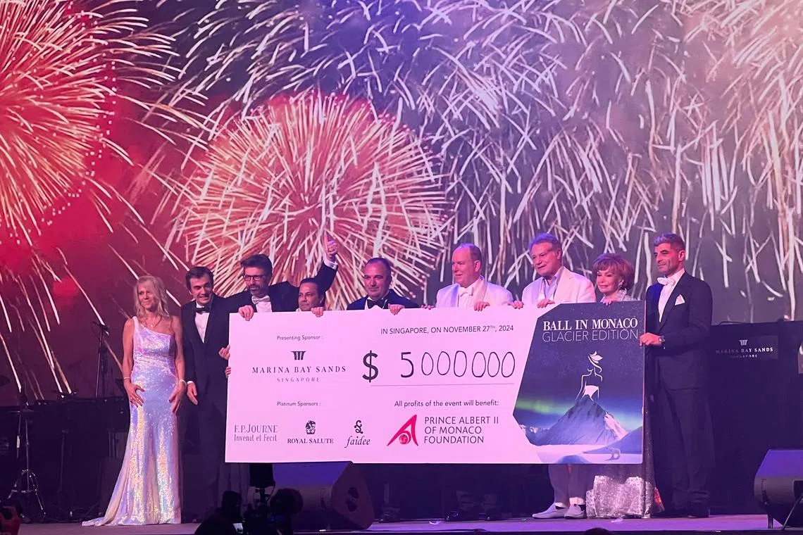 第九届摩纳哥舞会慈善拍卖晚宴最终筹得500万元。（吴庆康摄）