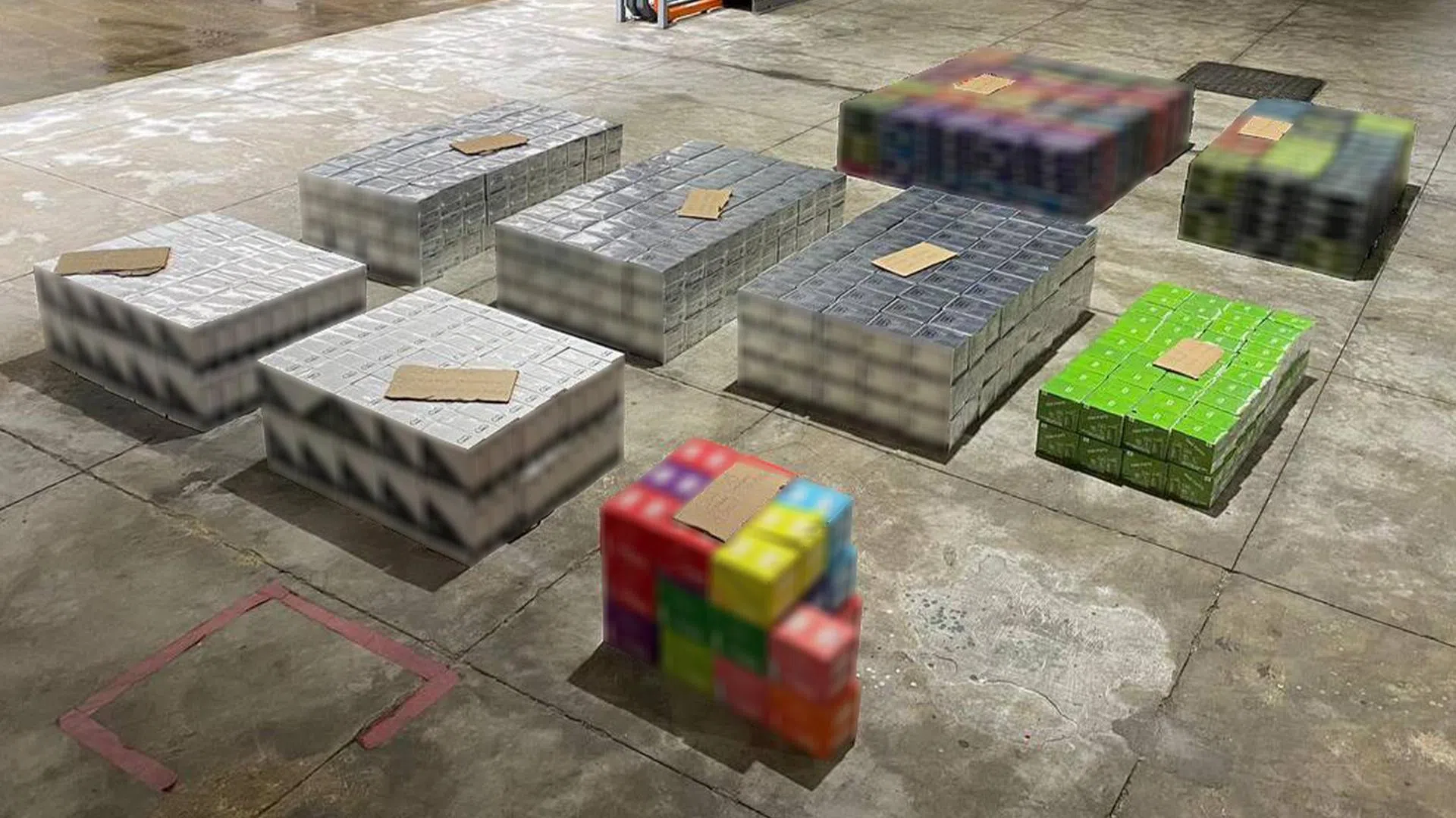 移民与关卡局人员6月30日在大士关卡检查一辆罗厘时，搜出1万1140个一次性电子烟。（取自移民与关卡局脸书）