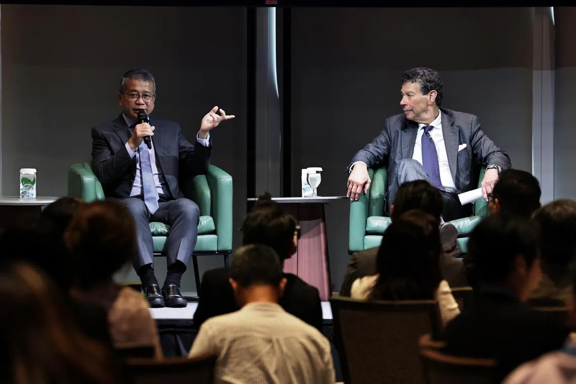 律政部长兼内政部第二部长唐振辉（左）在炉边对谈时，呼吁年轻律师不要害怕科技，并强调人工智能无法取代律师的角色。右为哈佛大学法学院法律专业全球事务副院长大卫·威尔金斯教授（David B. Wilkins）。（海峡时报）