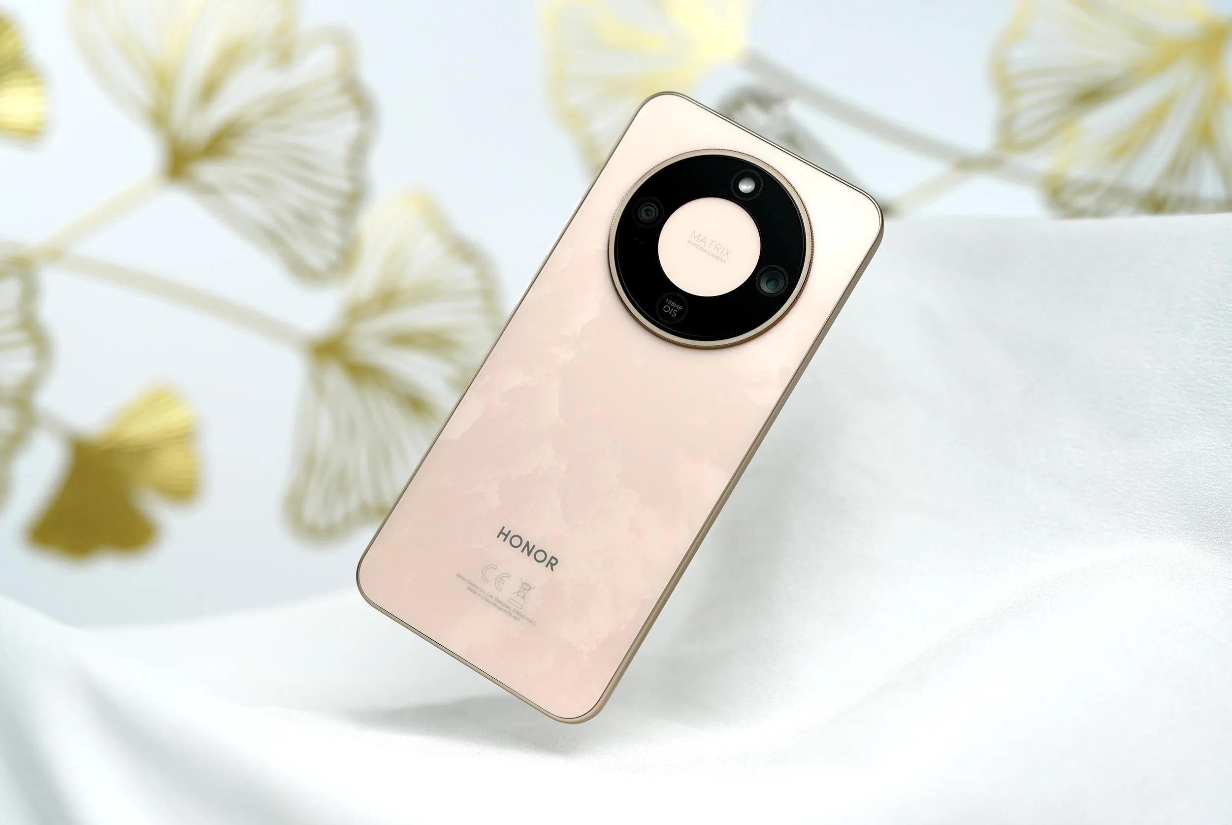 X9d抗摔、防水、防尘样样俱全，是全球首款通过SGS金标三防认证的手机。（厂商提供）