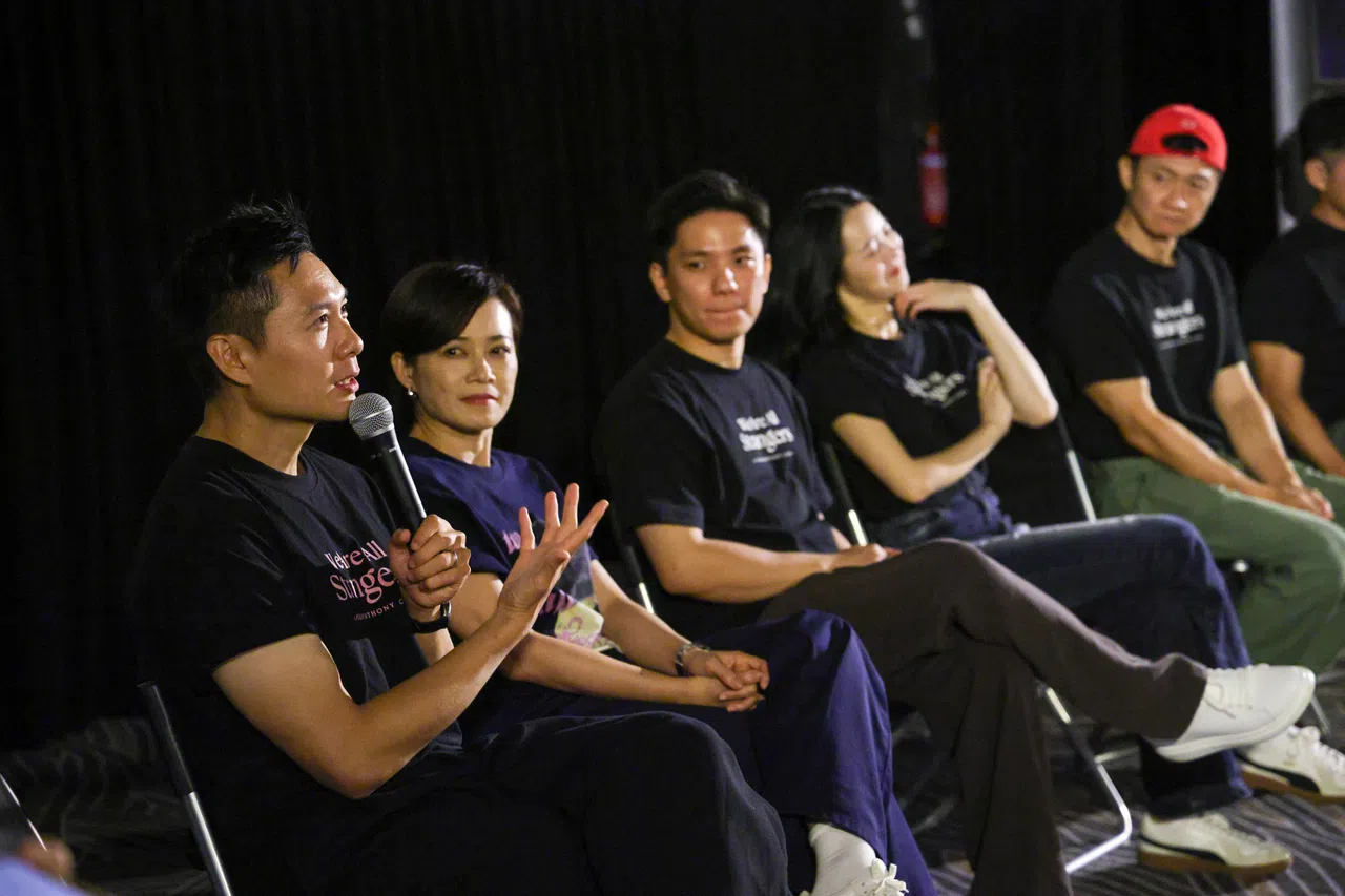 《我们不是陌生人》导演陈哲艺（左起）携主演演员杨雁雁、许家乐、林咏谊和林伟文出席映后交流会。（陈渊庄摄）
