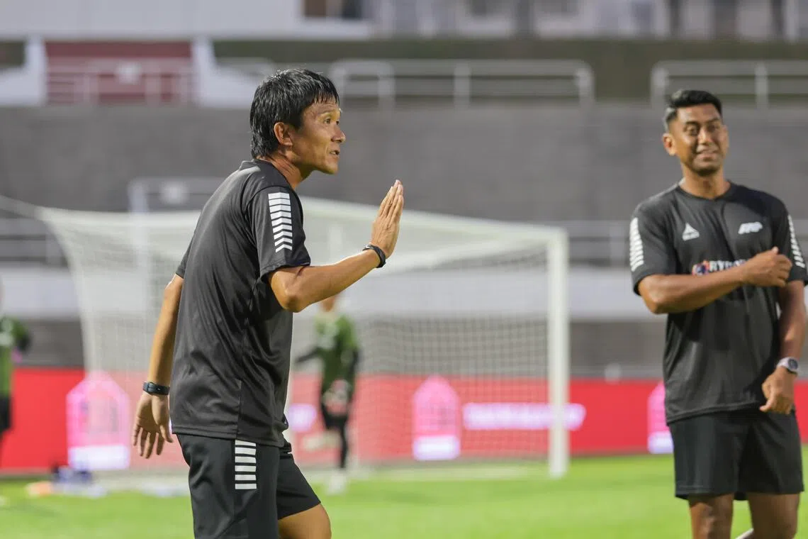 阿比雷斯主帅重富计二（左）在默迪卡体育场向球队下达指示。（新加坡足球总会提供）