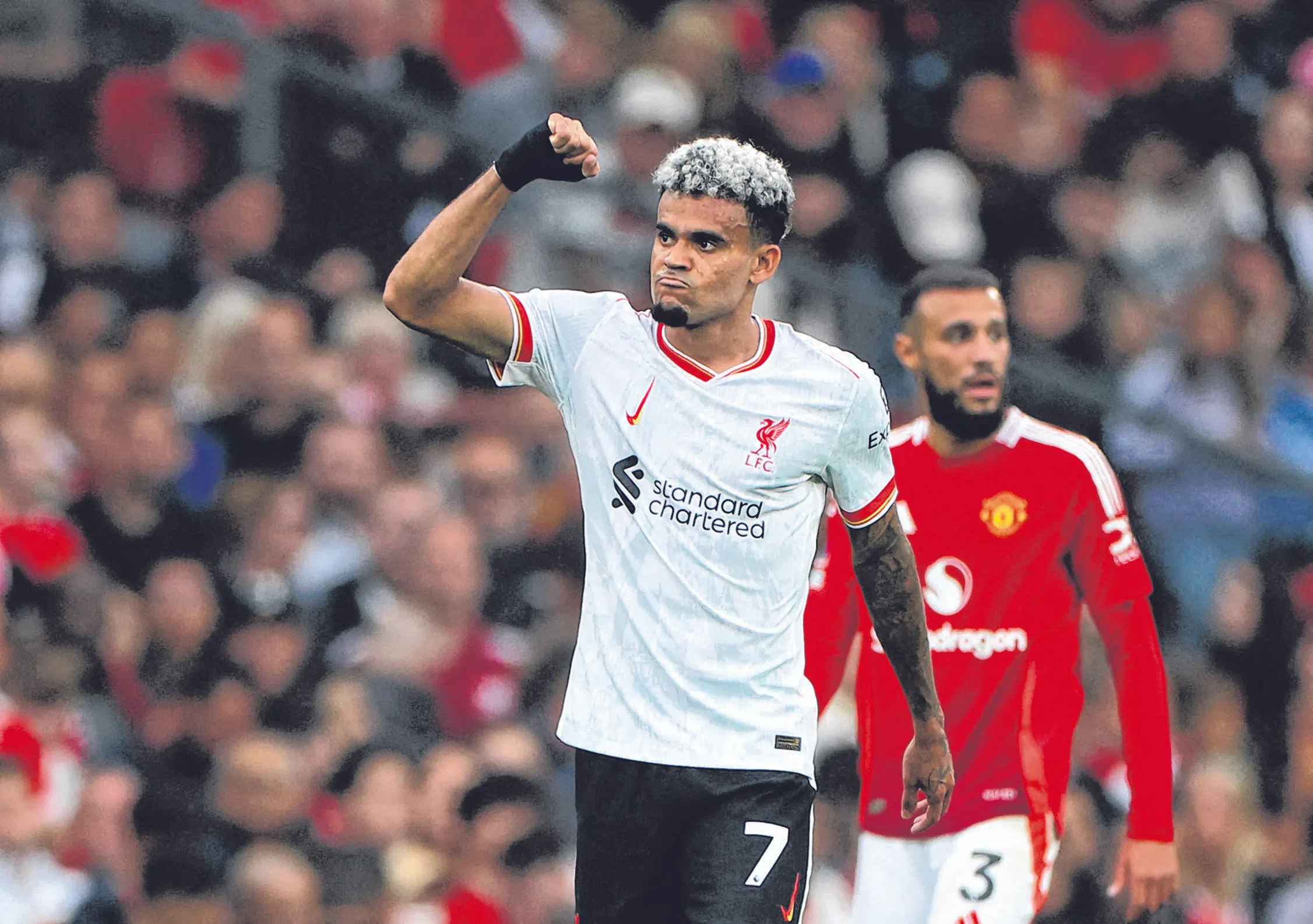 迪亚斯（7号）梅开二度，两次进球都由萨拉赫助攻。（路透社）