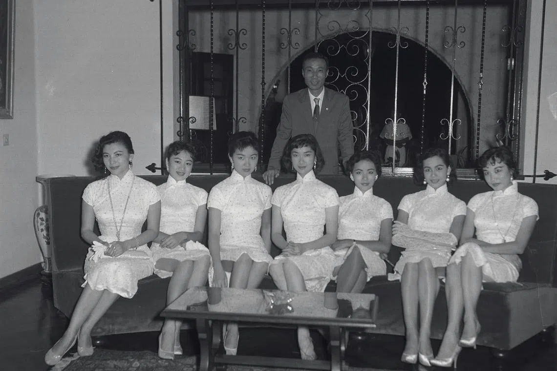 邵氏机构创办人之一邵逸夫（后）和女星张仲文（前排左起）、丁宁、梅月华、乐蒂、欧嘉慧、林凤及柳声合影。（档案照 ）