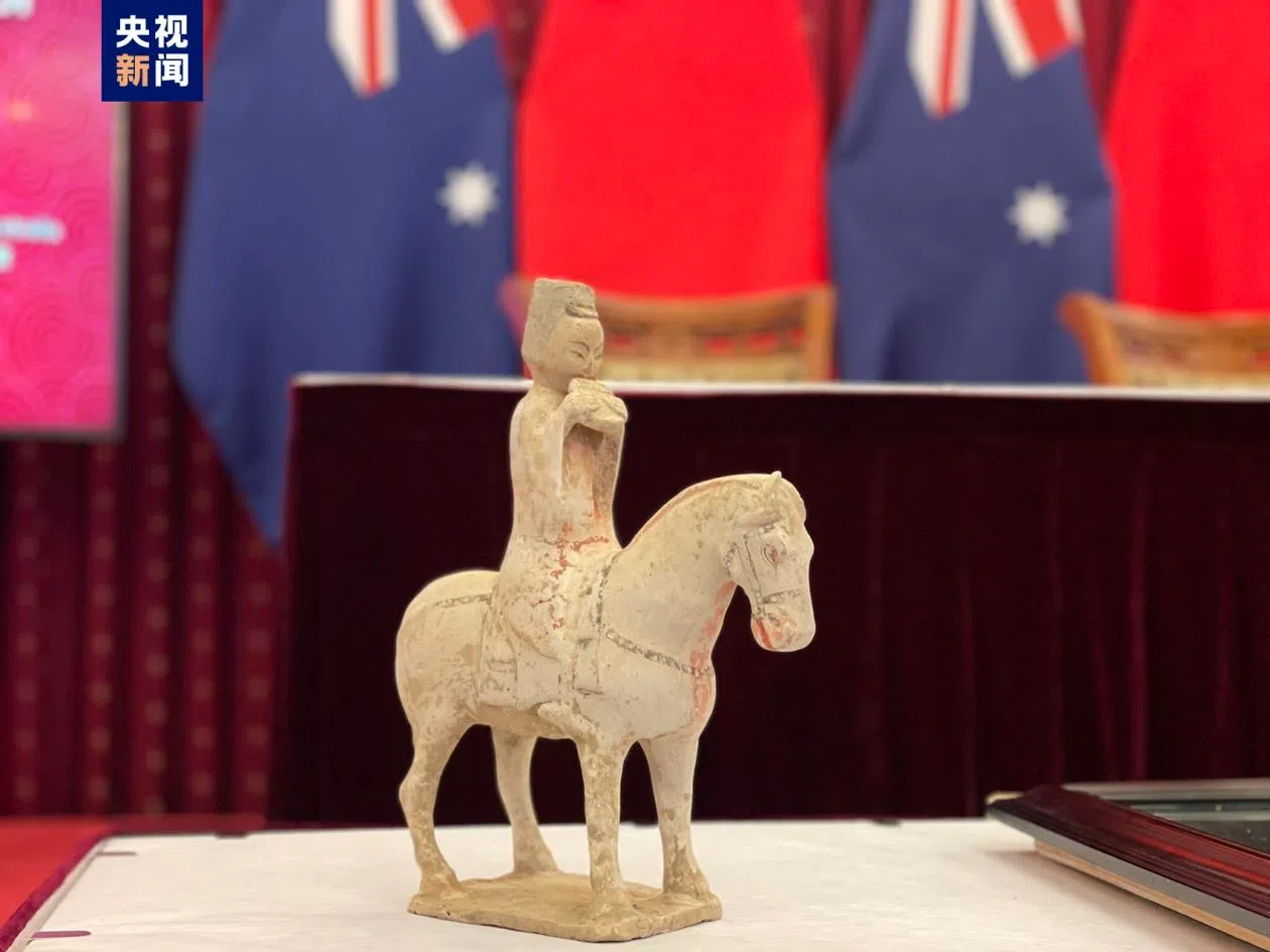 澳洲美术馆向中国返还的文物骑马俑。（央视新闻）
