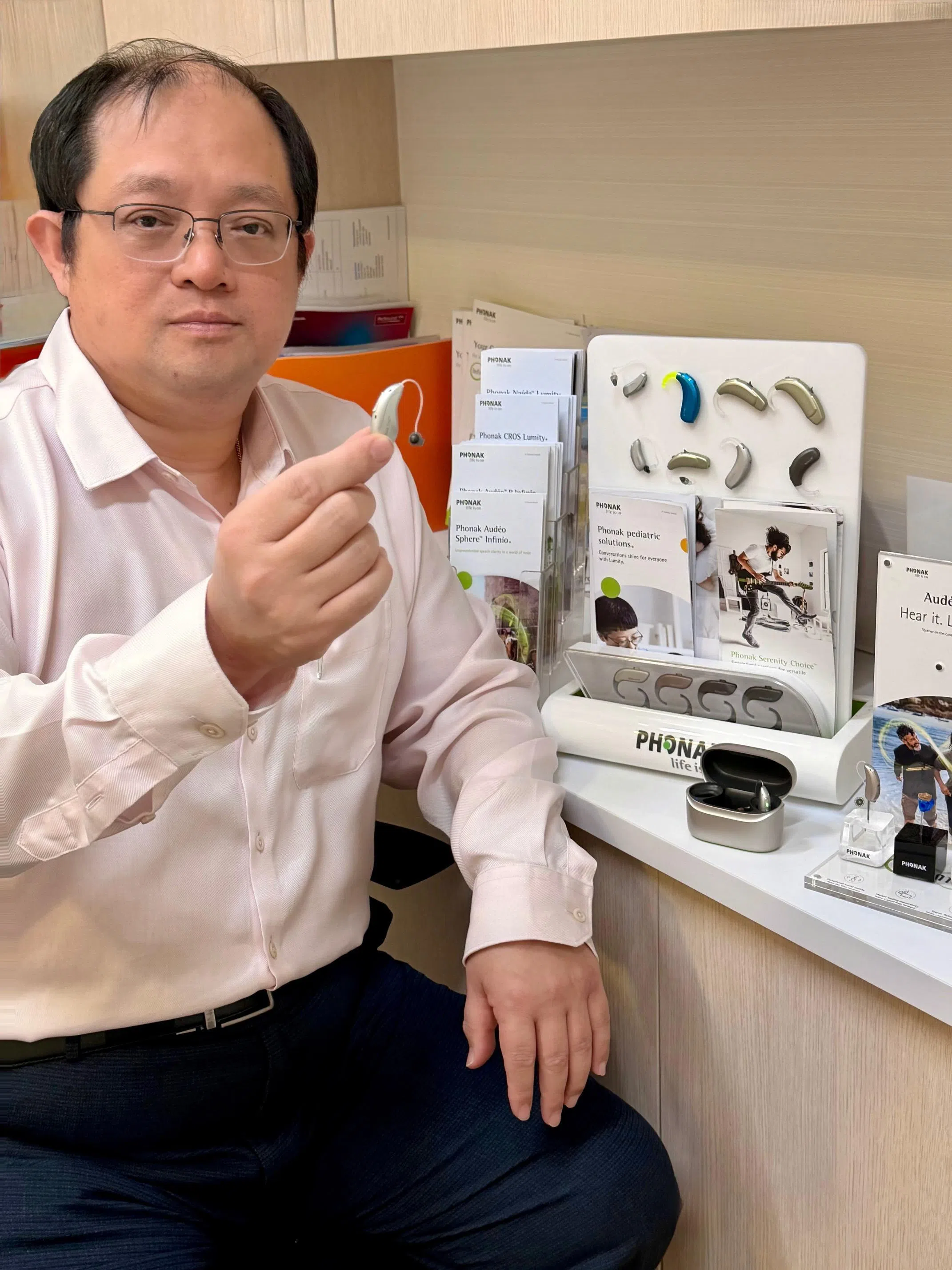 听力学家陈文海说，AI助听器的技术更先进，使用体验更简单。（受访者提供）