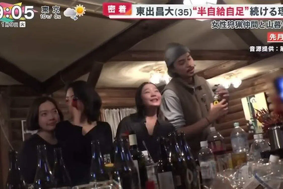 东出昌大（右一）和三名女子同居山间小屋。（X截图）