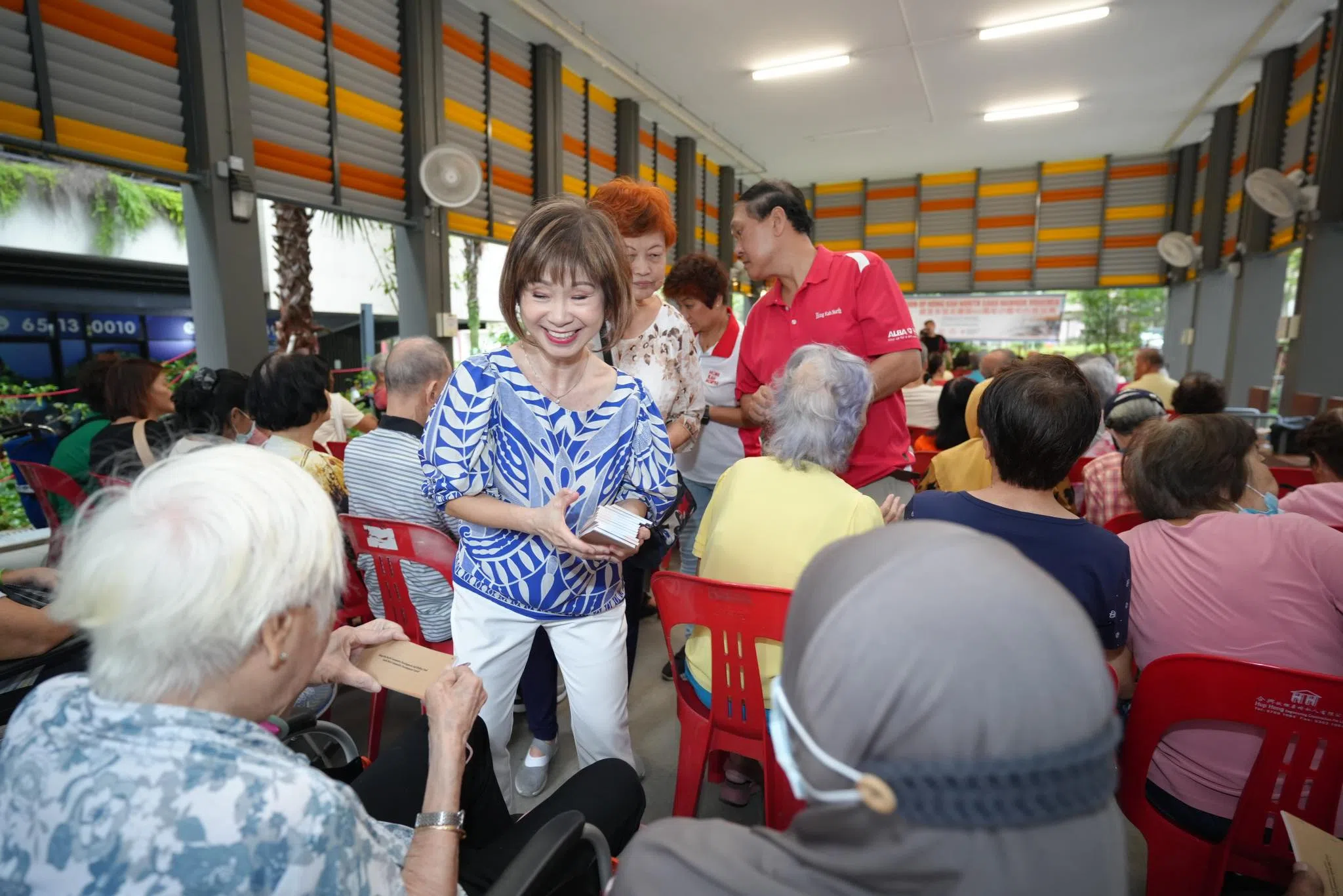 永续发展与环境部兼交通部高级政务部长许连碹（中）在脸书上宣布，配合SG60，丰加北基层组织特别向600个家庭，发放每户价值60元的小贩中心餐券。（取自许连碹脸书）