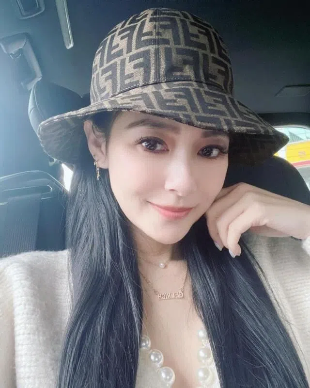 王思佳的名牌帽子也曾被质疑是假货。（互联网）