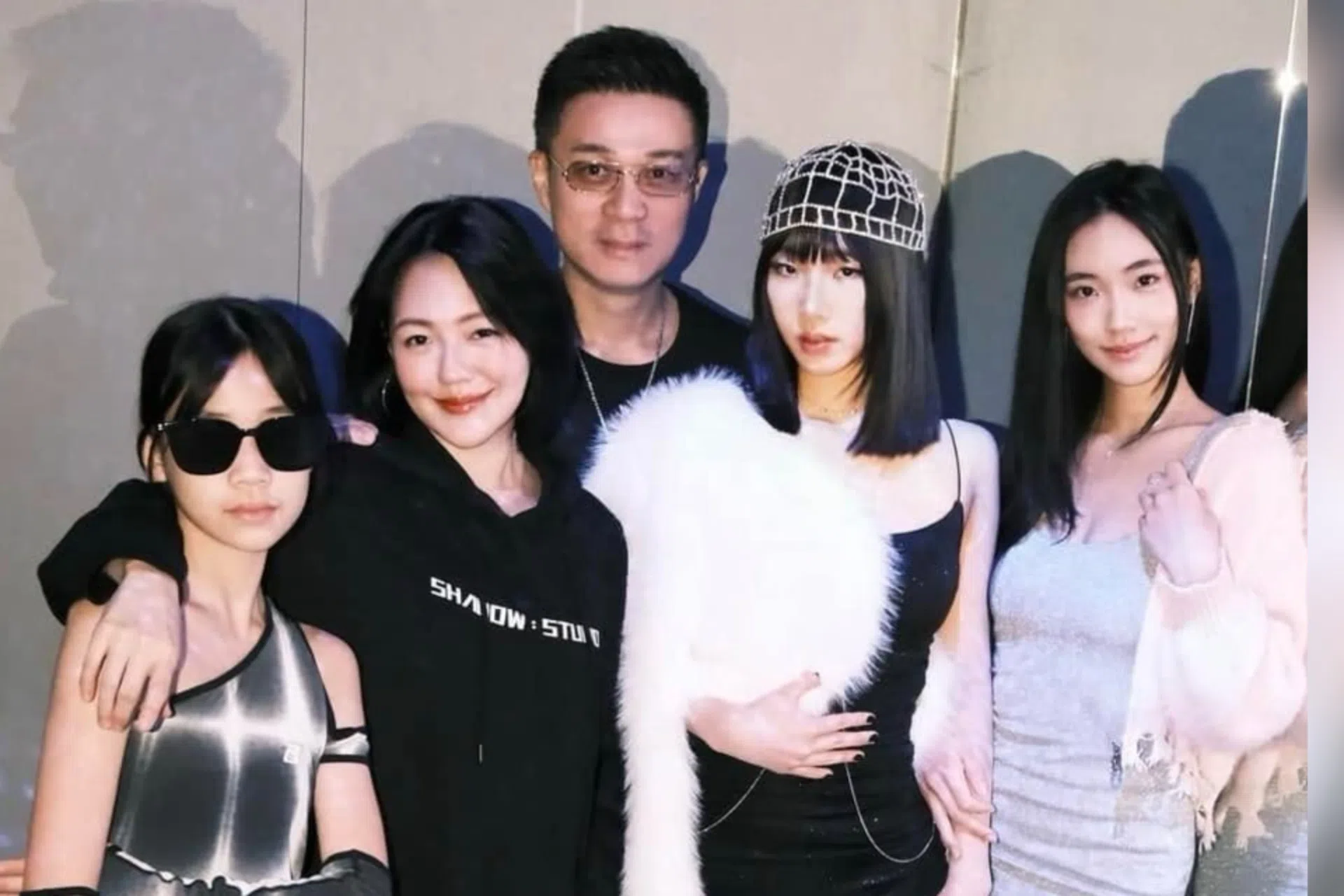 小S（左二）和许雅钧（中）结婚多年，育有三个女儿。（取自小S脸书）