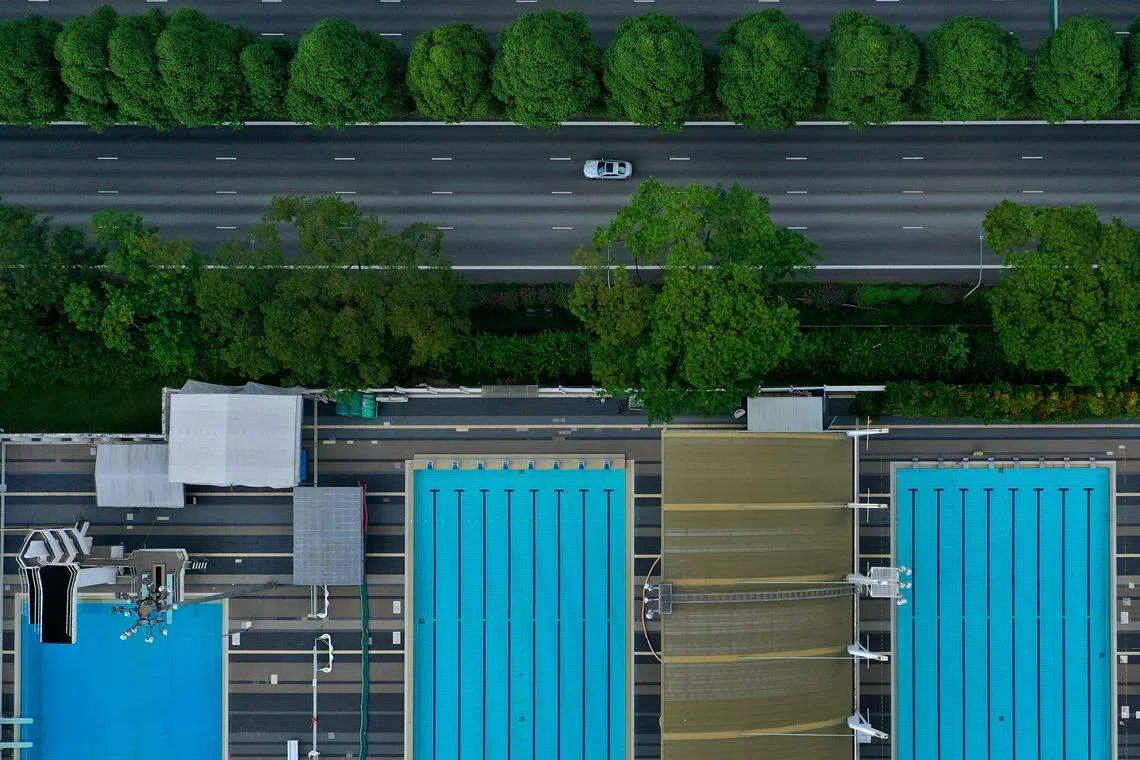 2020年4月7日至6月1日的两个月冠病阻断措施期间，新加坡平日街道上车水马龙的景象完全消失。在这期间，民众居家防疫，大街小巷只留下一片空荡荡的景象。俯瞰泛岛快速公路大巴窑路段，孤车前行一路无阻，车子经过的大巴窑游泳池，水面静如一面镜子。《联合早报》摄影团队在阻断措施期间，出动无人机，空拍截然不同的新加坡城市风貌。这张照片也荣获美国新闻月刊《编辑与出版商》颁发权威媒体奖项“EPPY Awards”2021年最佳新闻摄影奖。（龙国雄摄）