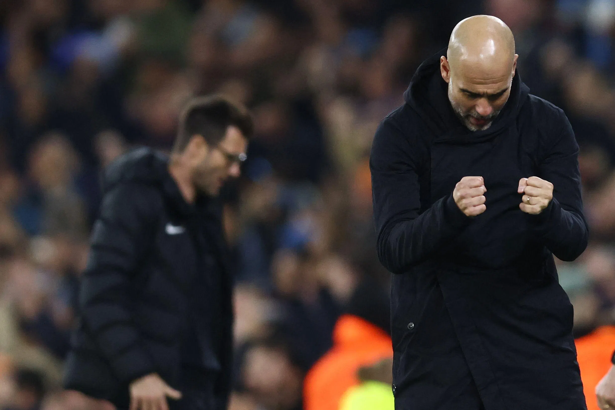 瓜迪奥拉（右）在哈兰德打破僵局后，握拳庆祝。年轻人主帅维基则显得失望。（法新社）