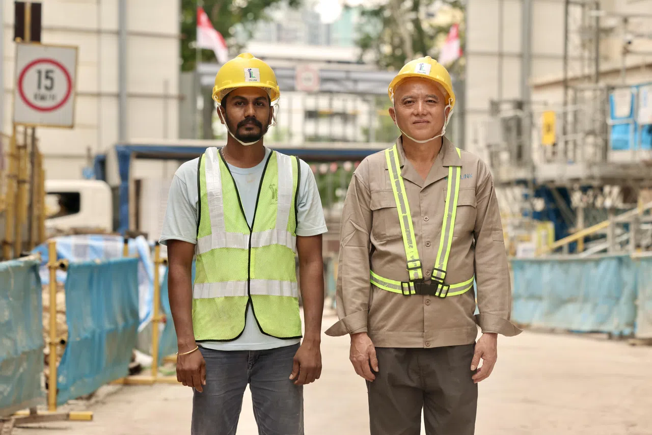 工人早前反馈，天气越来越热，工作时须穿多一件反光背心（左）更不易排热。建筑公司Pal-Link纳入建议后，去年起让户外工作的工人改穿反光带，设计上更透风。（陈斌勤摄）