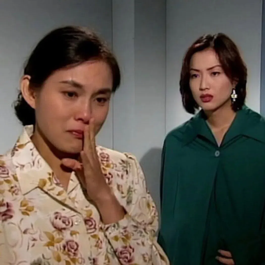 郑秀文（右）和李影曾在电视剧《亲恩情未了》中饰演母女。（互联网）