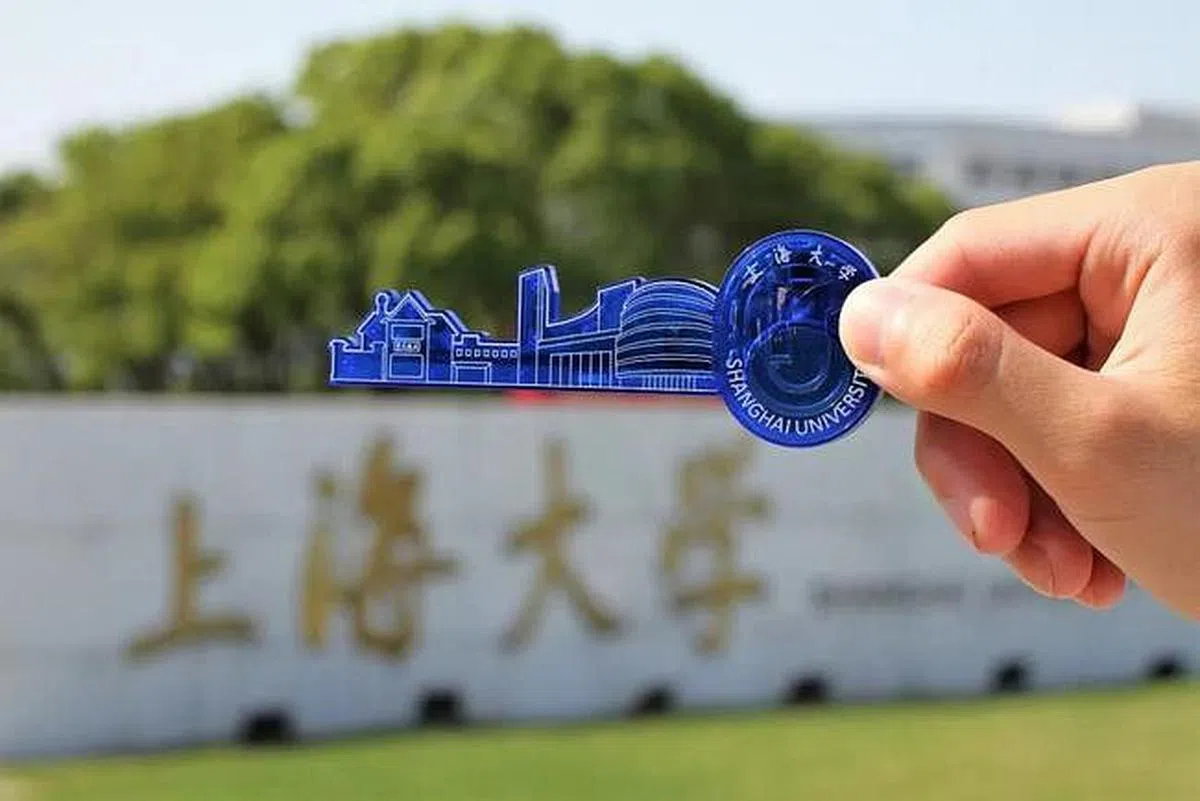 上海大学则为本科新生送上一颗“未来芯”。（互联网）