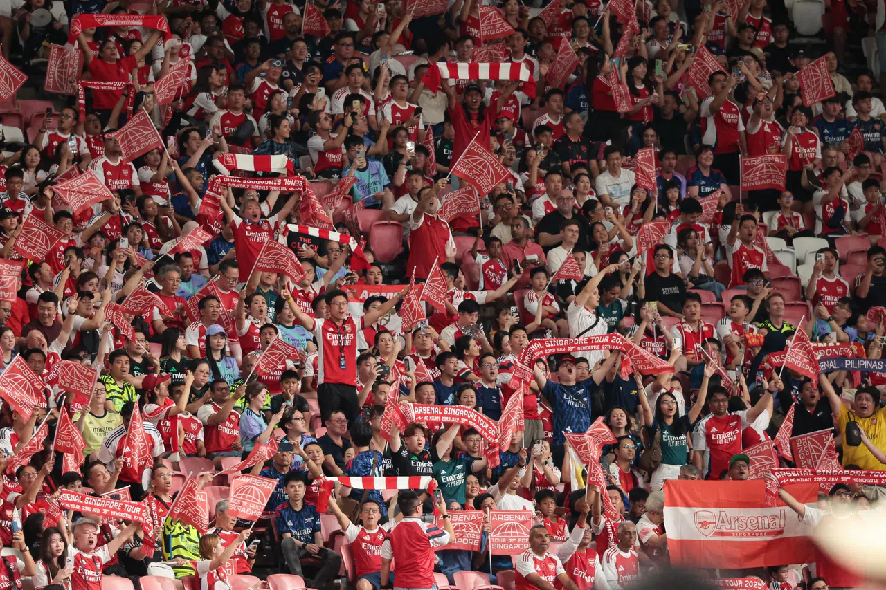 阿申纳球迷声势浩大，在比赛中努力助威。（李冠卫摄）