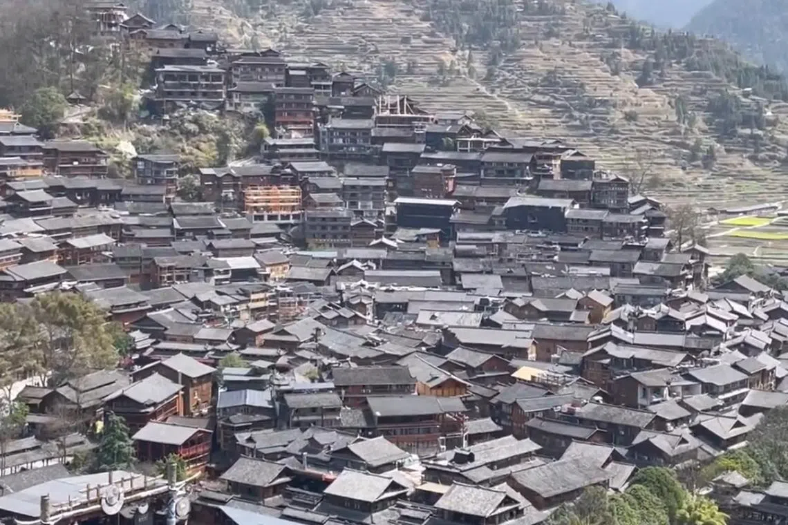 西江千户苗寨是世界最大的苗族聚居村寨。（王华儿摄）