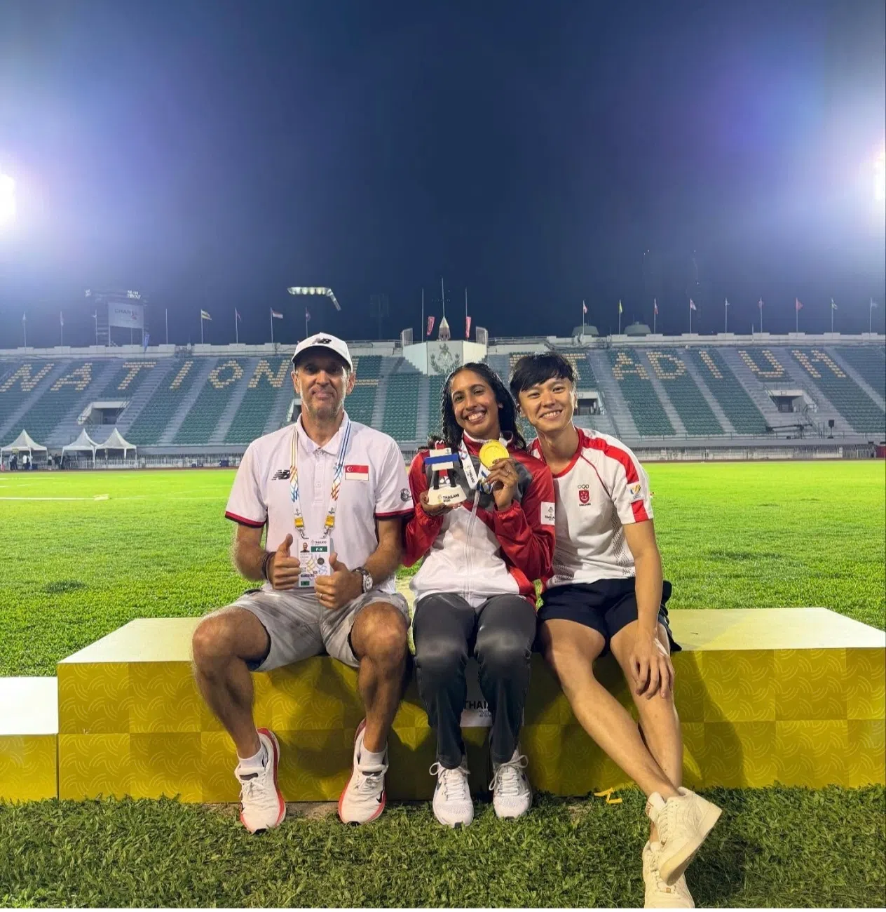 珊蒂赛后特别感谢了她背后的两个男人——教练库尼亚（左）和未婚夫陈宗洋。（陈宗洋IG旧照）