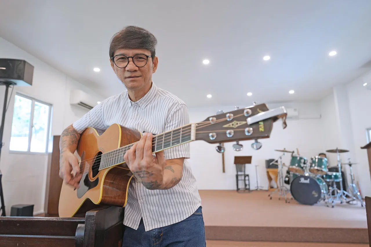 突破助理总干事杨明弟也是突破诗歌团队队长，擅长弹吉他。他在突破宣道之家学会沟通技巧，更懂得处理人际问题。（谢智扬摄）