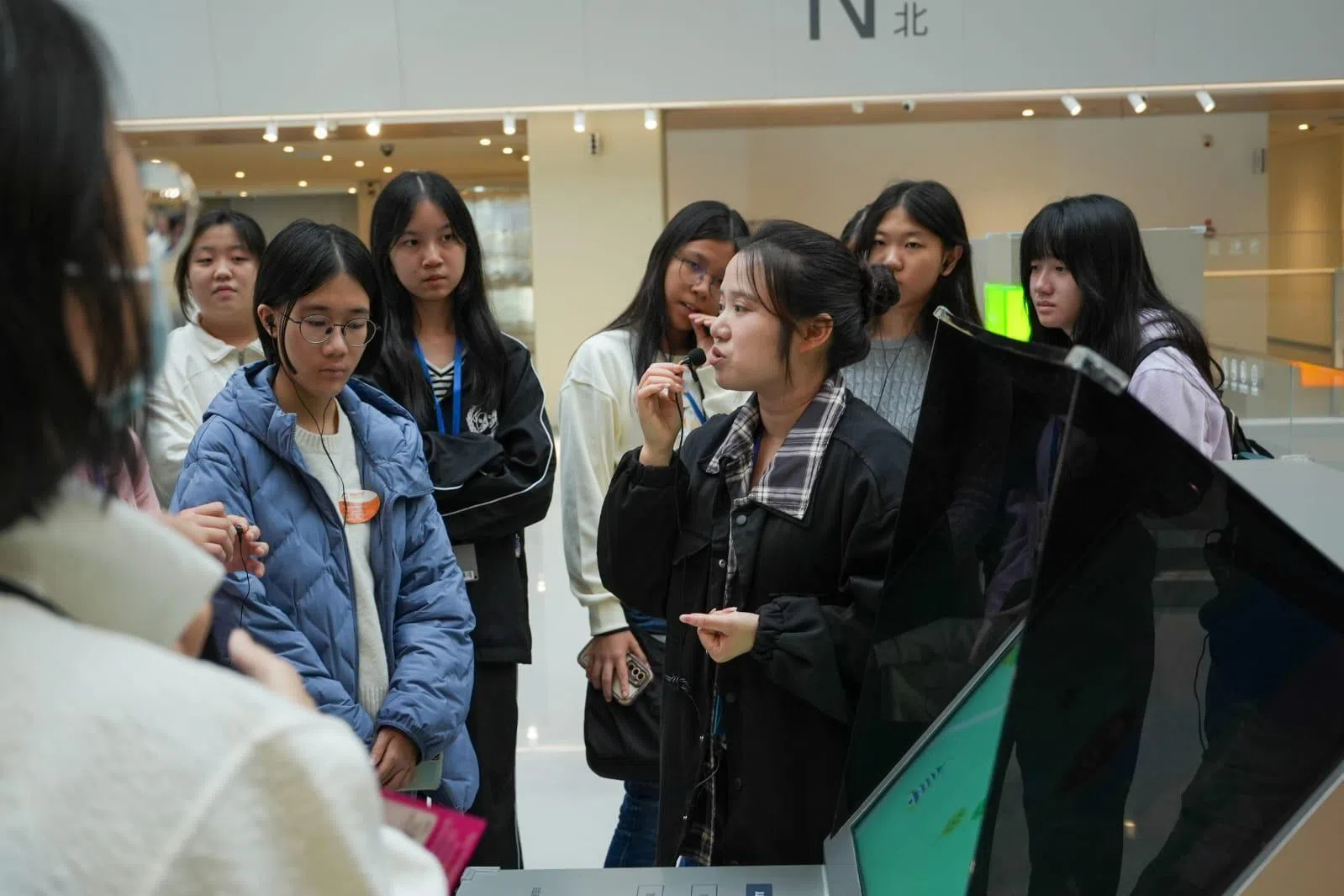 语特生参访阿里巴巴总部，认真聆听讲解员分享阿里巴巴的历史与公司文化。（中正中学摄影通讯员王梓轩摄）