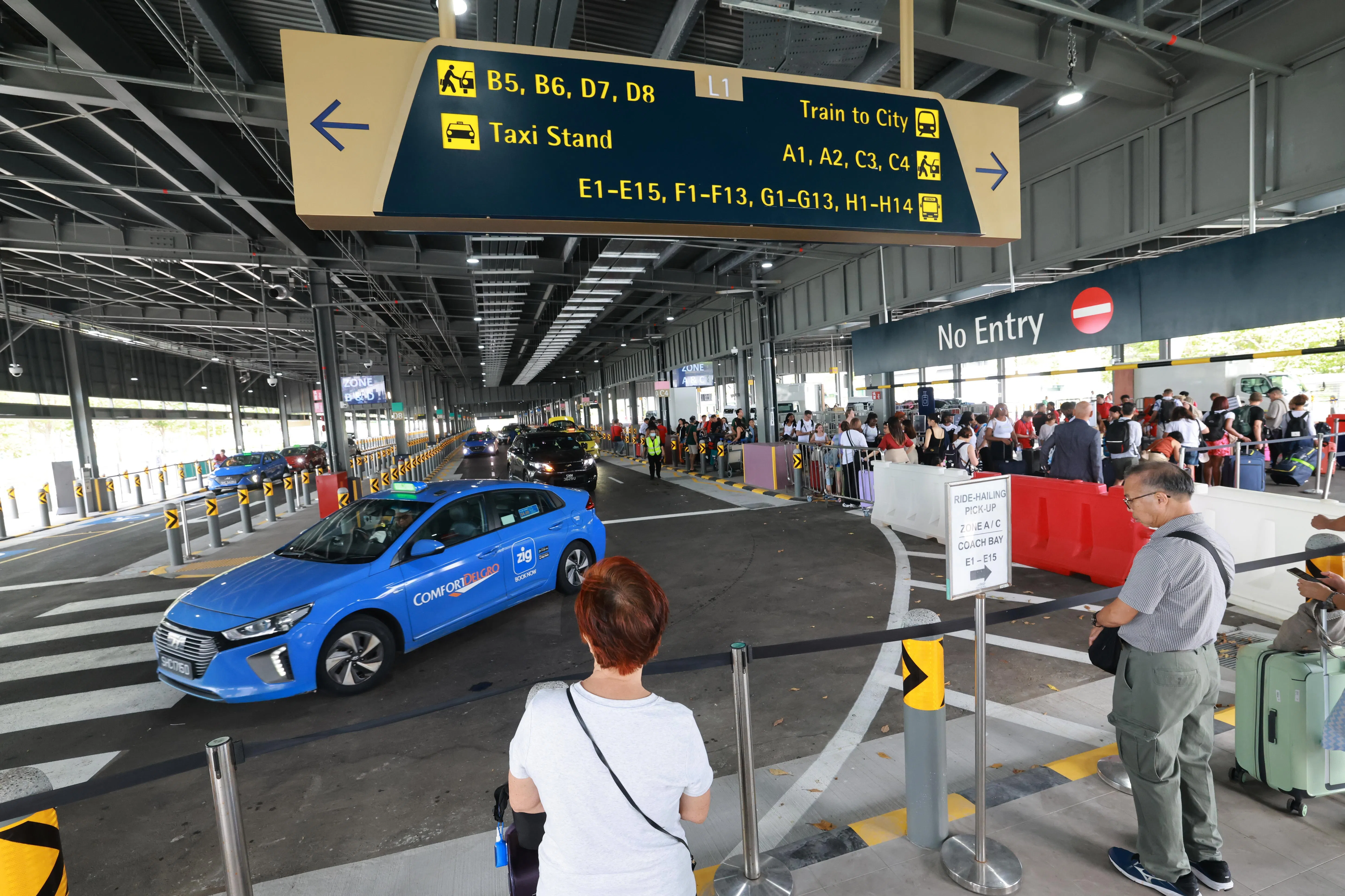 原本游轮中心旁的空地，改建为能让更多巴士和私召车停靠的新地面交通中心，以期缓解旅客上下船时段交通拥堵情况。（唐家鸿摄）