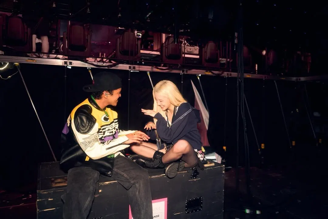 Bruno Mars与Rosé合唱的洗脑神曲“Apt.”红遍全球，两人最近在Blackpink洛杉矶演唱会上合体。（取自Bruno Mars IG）