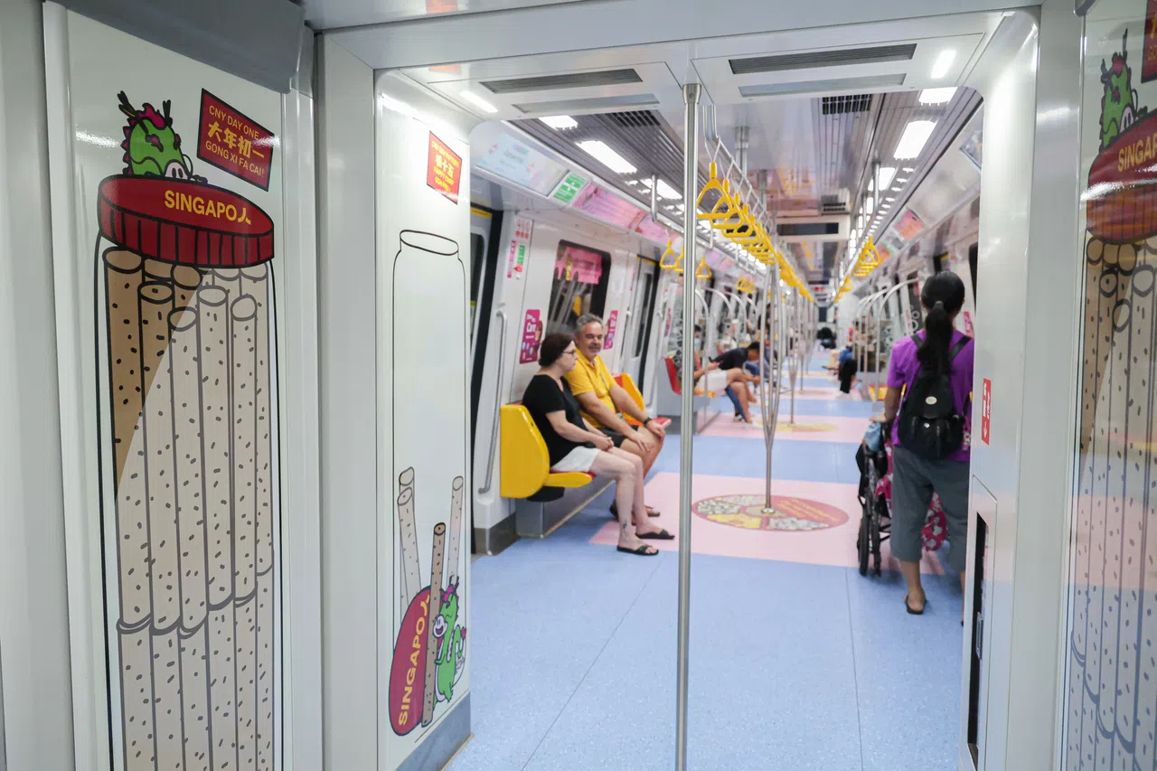 地铁列车换上了活泼可爱的新年装饰，让公众出行时也能沉浸在喜庆氛围中。（李冠卫摄）