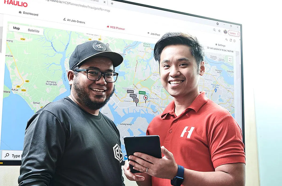 数码运输服务商豪率公司的联合创办人姚文杰（右）所提供的支持，是让莫哈末诺有勇气创业的因素之一。（图／CHUA AIK YONG摄，摄影时未爆发冠病疫情）