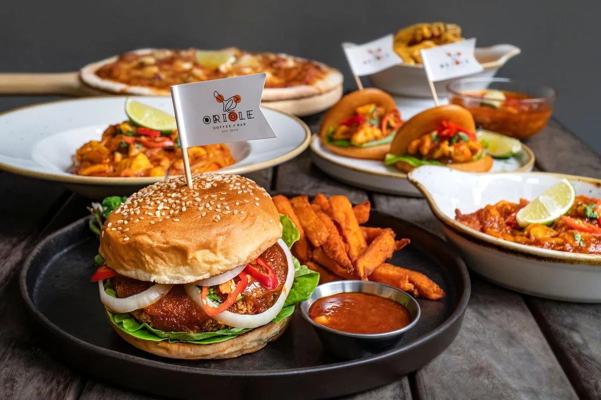 Oriole Coffee + Bar推出六道限时辣椒螃蟹料理，包括鸡翅、薯条、炸馒头、汉堡、意大利扁面条和比萨。（餐馆提供）