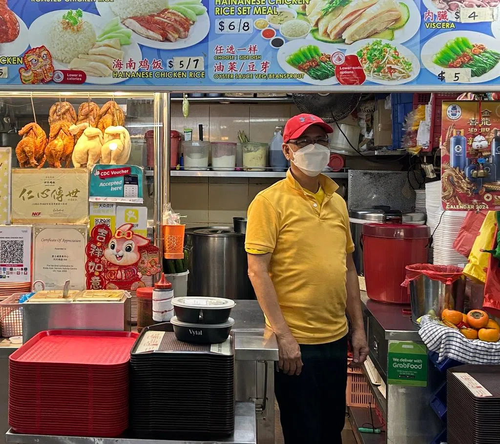 鸡饭摊老板许德发表示自己很喜欢低钠产品，在家里也使用低钠盐，但鸡饭若采用低钠盐而须调高价格，食客可能会不买账。（陈瑞德摄）