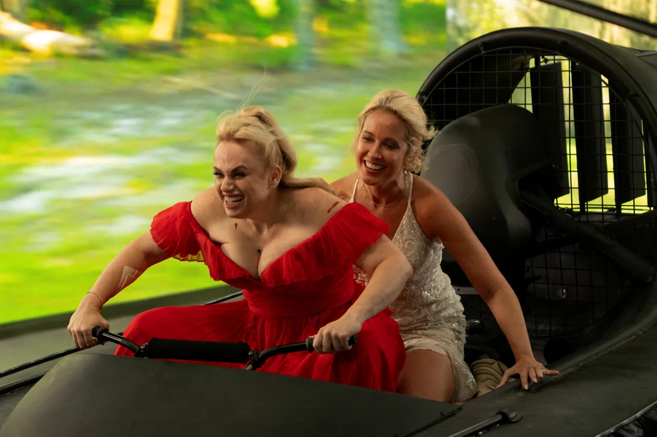 戏里戏外的好闺蜜Rebel Wilson（左）和Anna Camp，时隔13年再次合作。（邵氏机构提供）