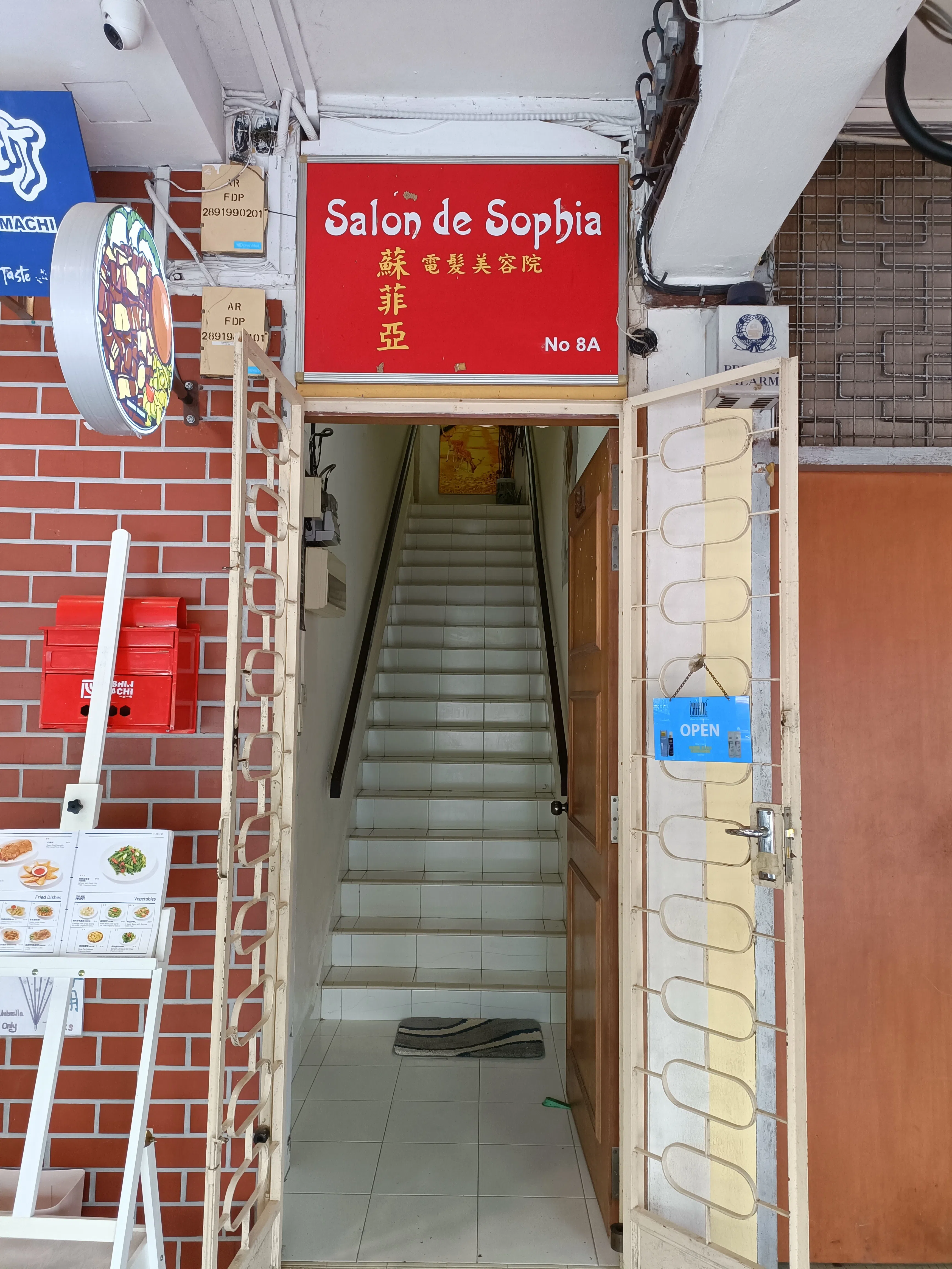 位于武吉知马路一带店屋二楼的苏菲亚电发美容院，只有熟客才会熟门熟路。（黄亿敏摄）