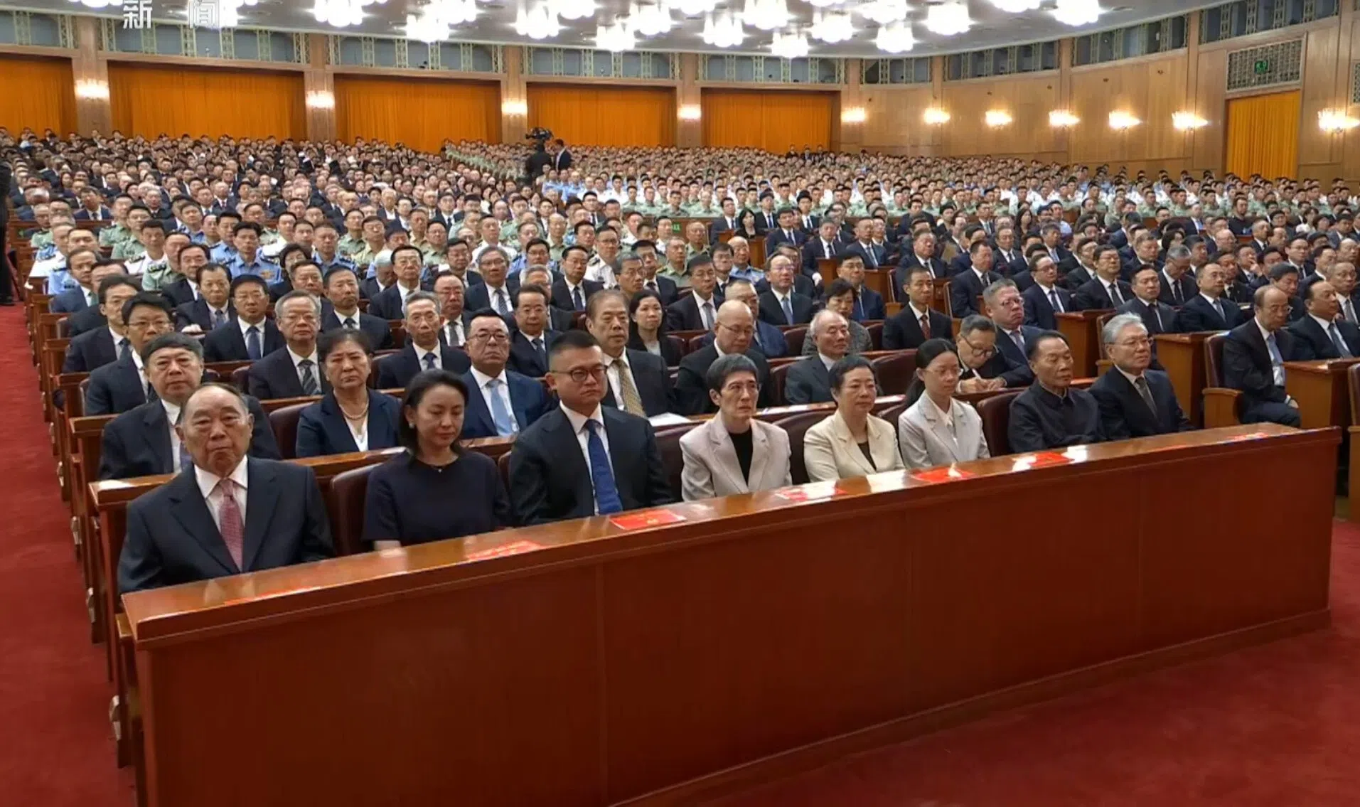 江泽民孙辈也出现在纪念大会现场。直播画面显示，台下前排左三为江泽民的长孙江志成，右三为江泽民的孙女江志云。（央视直播视频截图）