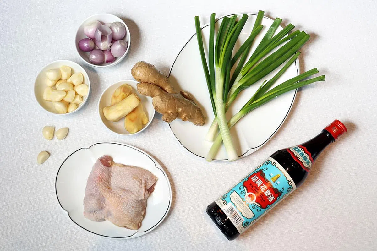 花雕滑鸡煲讲究食材新鲜。