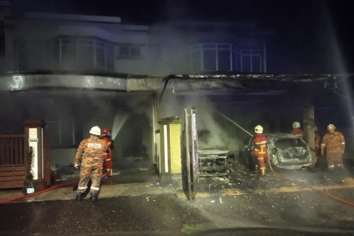 消防员接获投报后，立刻赶到现场灭火。（中国报）