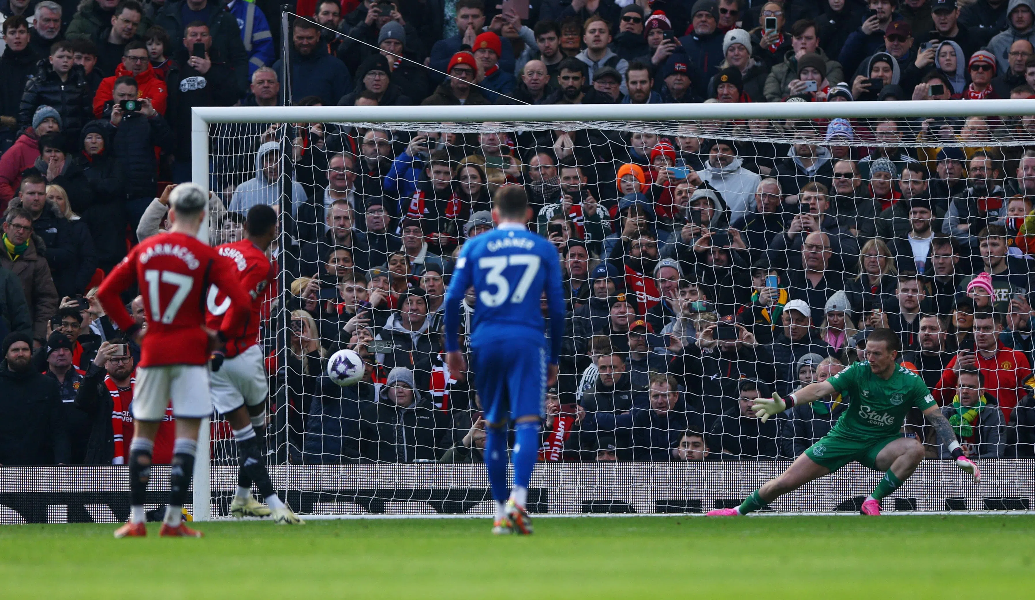 拉什福德（左二）的罚球，为曼联扩大领先优势。（路透社）