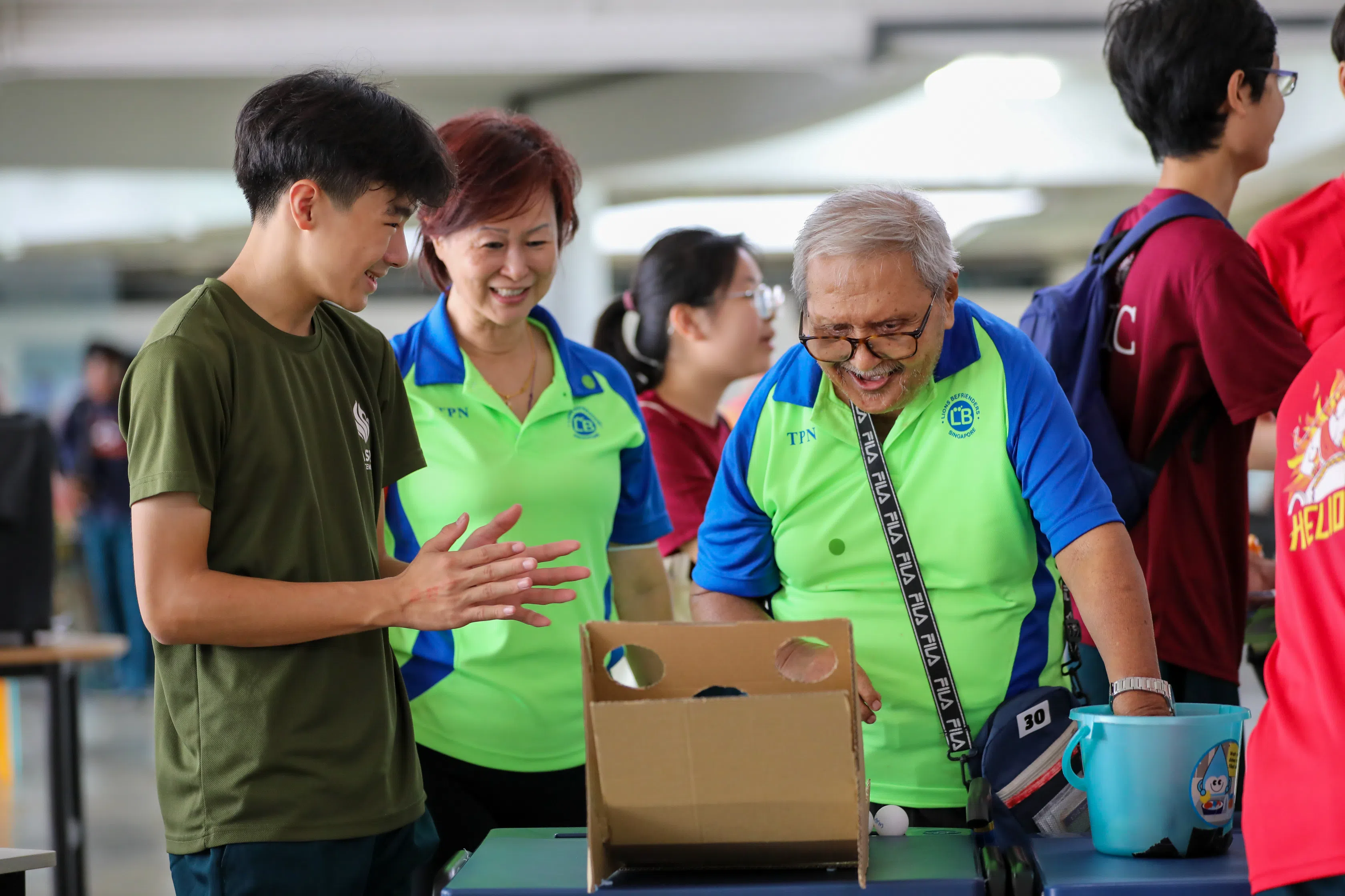 每个学生陪伴一名年长者，在过程中提供帮助，并与他们互动。（安德逊实龙岗初院提供）