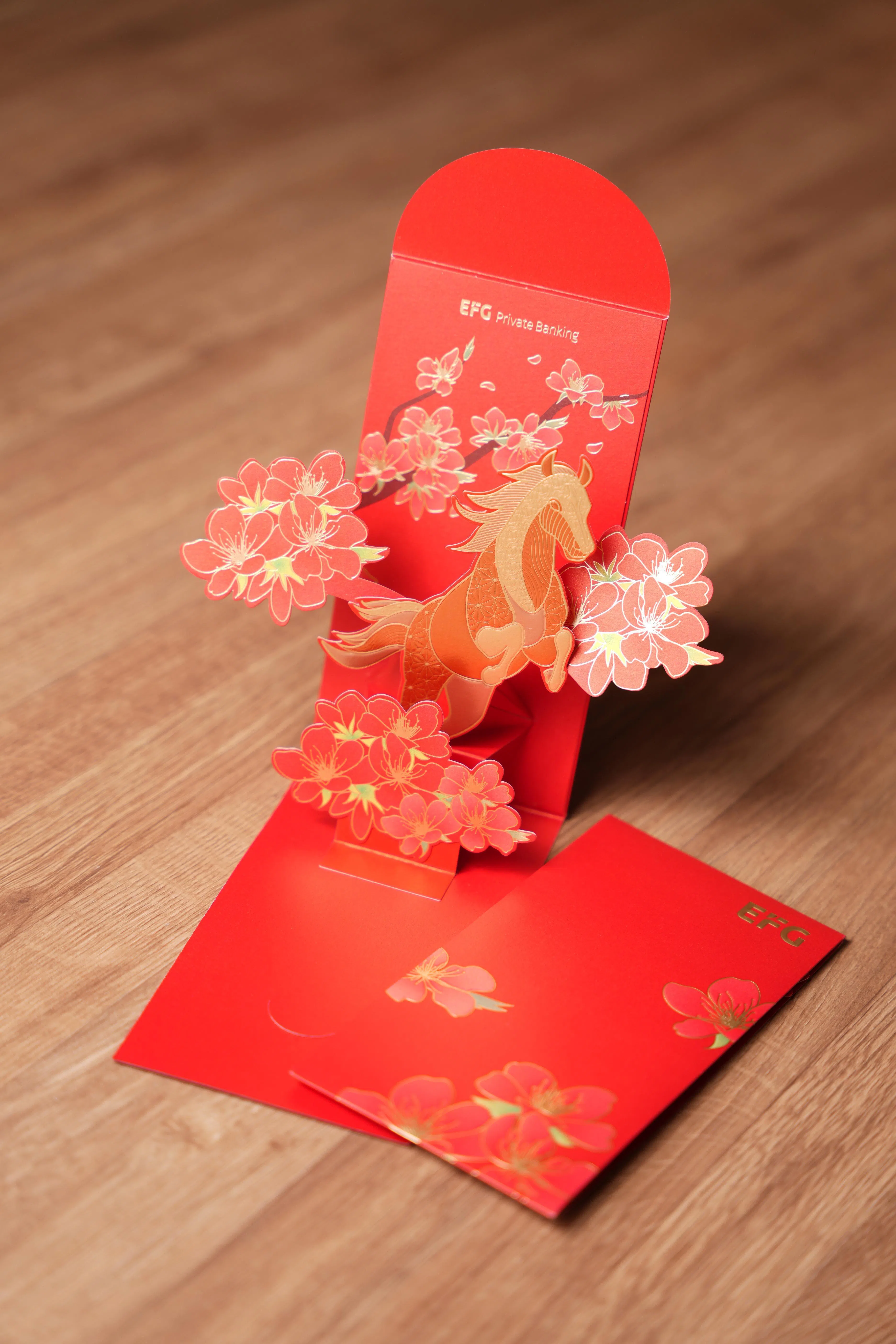 瑞士盈丰私人银行EFG的3D红包，火马弹出，春花扇开。（谢智扬摄）