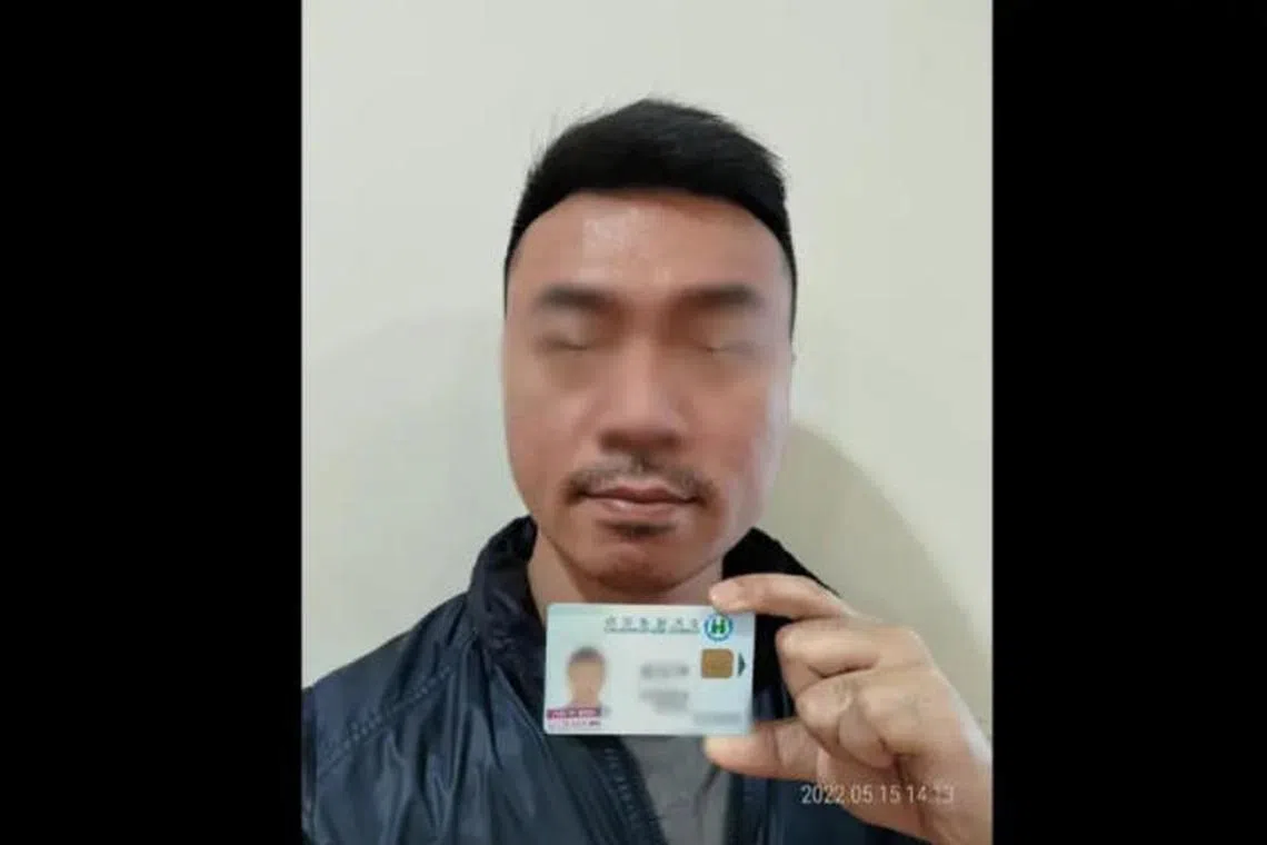 台湾《壹传媒》3月28日指邱国正的儿子邱晃年疑似召妓，报道中刊登了邱晃年手持健保卡的自拍照。有评论推测，这个动作仿若是邱晃年在涉黄后被设局，因而遭受胁迫。（互联网）