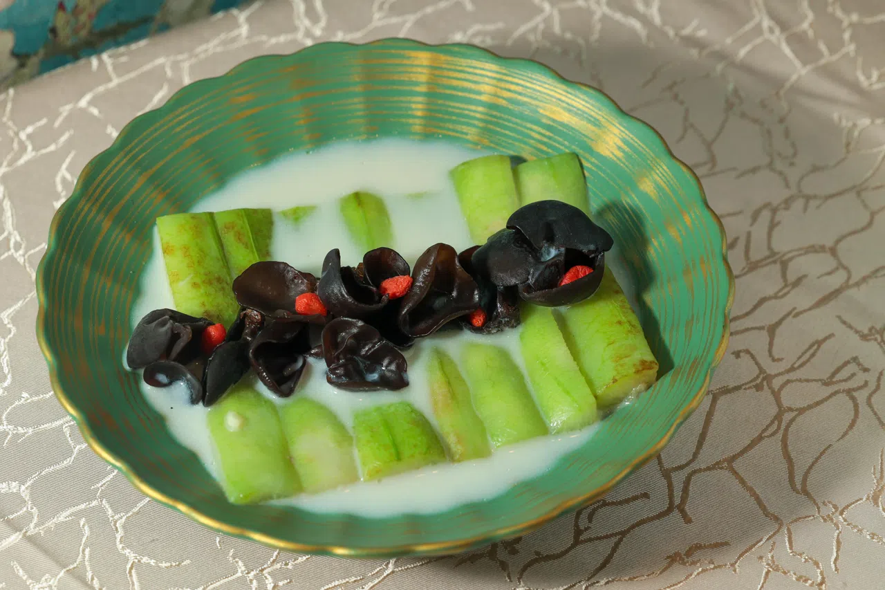 秋耳鲜豆浆浸有机胜瓜选用胜瓜和黑木耳入菜，用无糖豆浆来调味，清淡却富有层次，是一道非常适合炎夏的健康菜。（张俊杰摄）