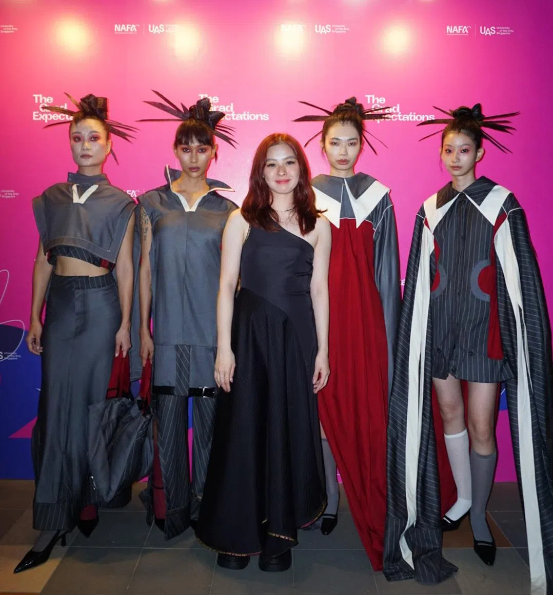 目前在攻读设计实践荣誉学士学位的苏锐淇（中）今年获得义安公司捐赠的奖学金。她说，成功申请到奖学金让她觉得更有责任把学业搞好。（南洋艺术学院提供）