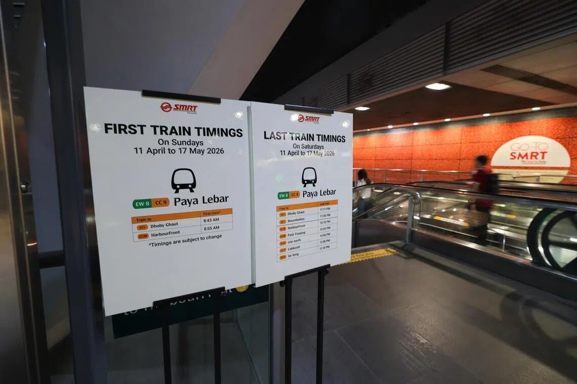 环线地铁站内放置了告示板，提醒乘客有关“早关迟开”的详情。（张俊杰摄）