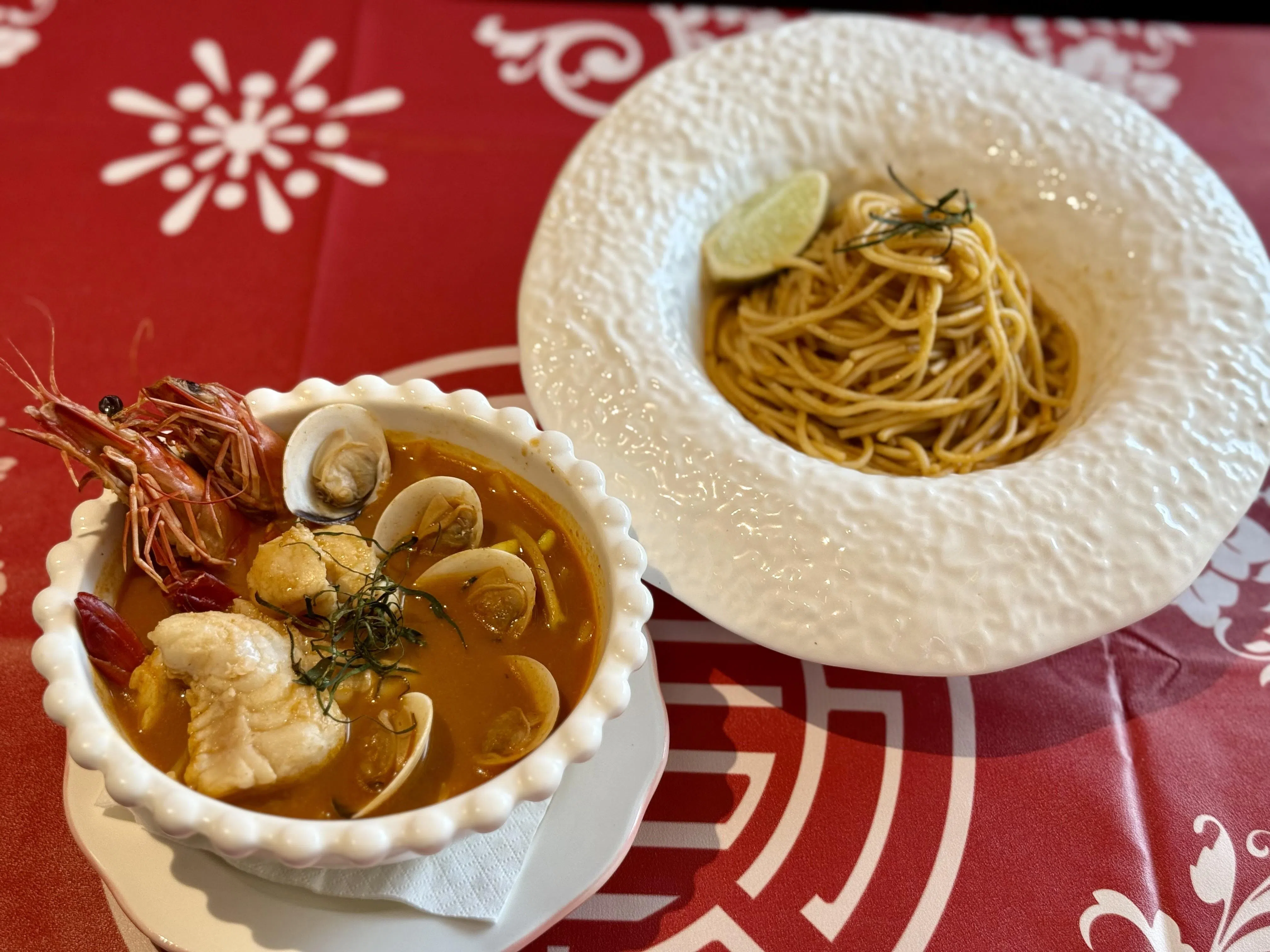 海鲜东炎意面的汤头以南姜、香茅、番茄、蚝菇与高汤慢熬，酸辣鲜香。（叶晓虹摄）