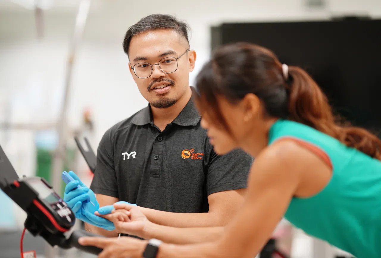 周建铭的工作除了制定训练计划和定期评估选手的训练强度，也会关注他们的睡眠质量。（谢智扬摄）