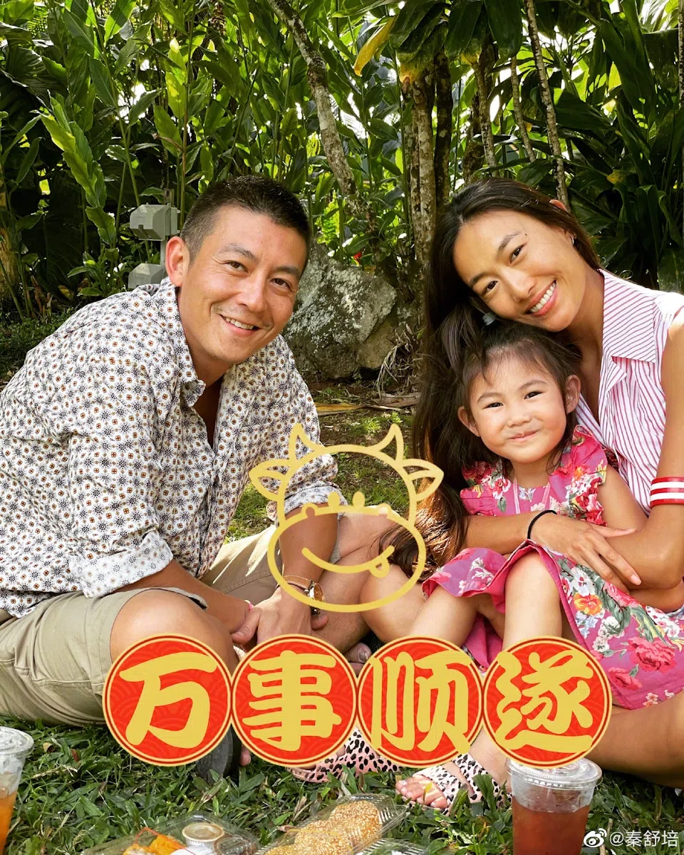 秦舒培（右一）晒与丈夫陈冠希（左）及女儿一家三口。（取自秦舒培微博）