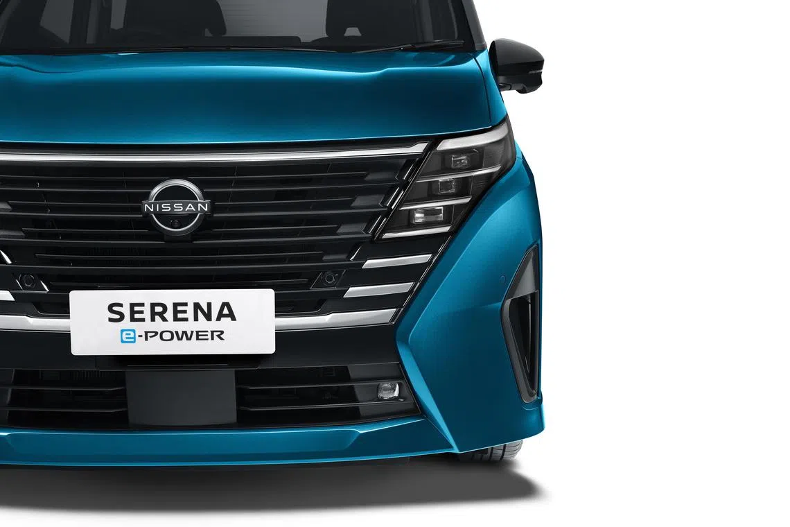 标志性V型运动前格栅、动态LED大灯和水平镀铬条无缝集成，紧扣视觉。（日产提供）